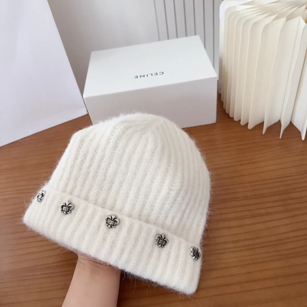 💰60 Crow Heart Autumn and Winter Wool Knitted Beanie This must be a favorite of minimalism. It is clean, neat, fashionable and versatile, and will definitely not be picky about your face shape! A fashionable classic that lasts forever! Fashionable black and white can be purchased together!